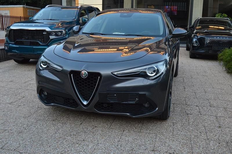 Usata Alfa Romeo Stelvio Super 150 CV (110 kW) 2018 Grigio SUV