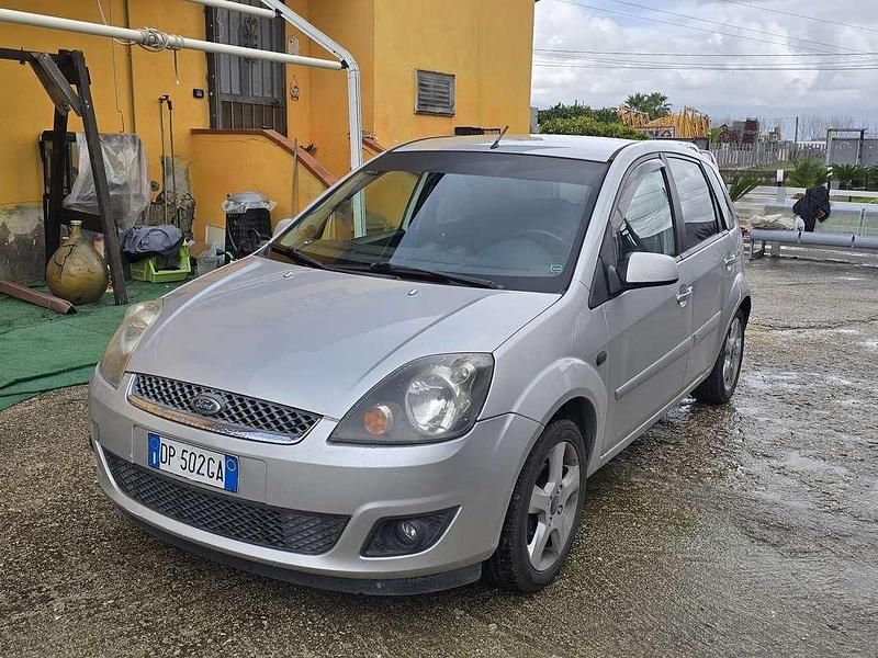 Usata Ford Fiesta Ghia 75 CV (55 kW) 2008 Utilitaria