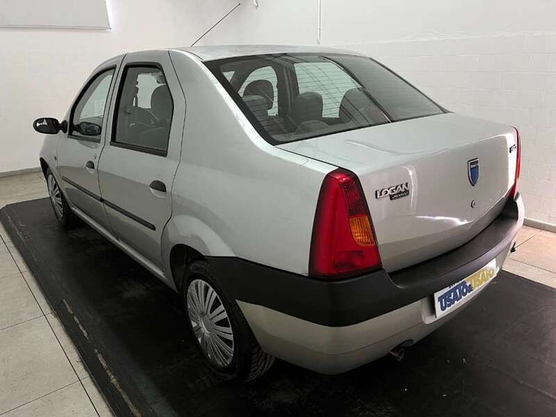 Usata Dacia Logan Lauréate 70 CV (51 kW) 2006 Grigio metallizzato Berlina