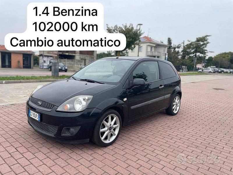 Nero Usata 2006 Ford Fiesta Ghia Tre volumi | 2600 € (Buon prezzo) - Immagine 1/4