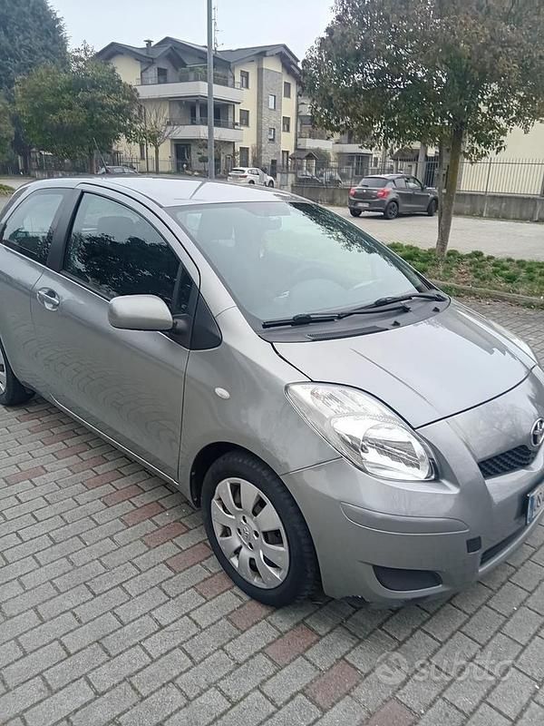 Usata Toyota Yaris 87 CV (63 kW) 2008 Grigio Utilitaria
