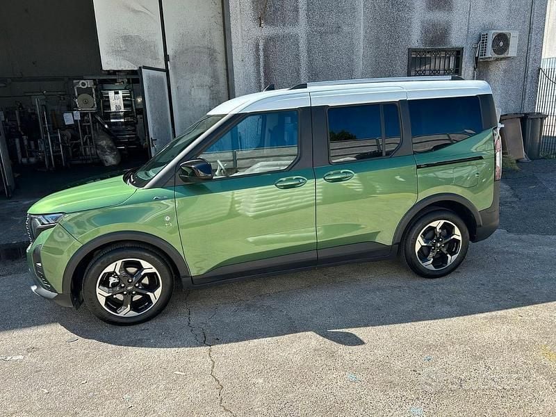 Usata Ford Tourneo Courier 125 CV (91 kW) 2024 Verde Monovolume