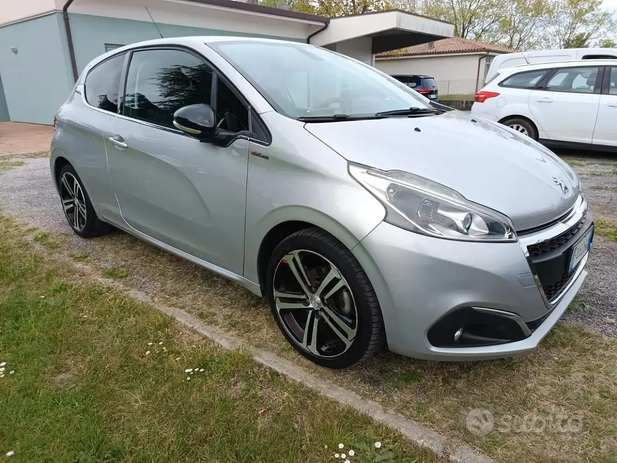 Usata Peugeot 208 GT-line 100 CV (73 kW) 2015 Grigio Utilitaria