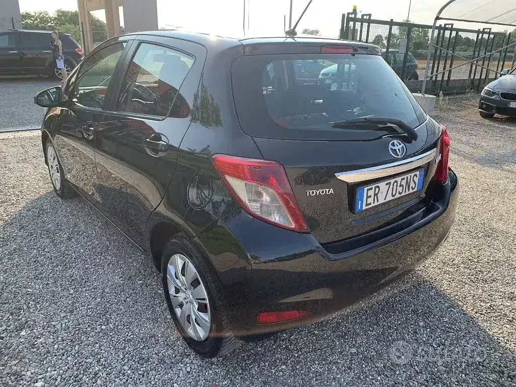 Usata Toyota Yaris Active 69 CV (50 kW) 2013 Nero Utilitaria