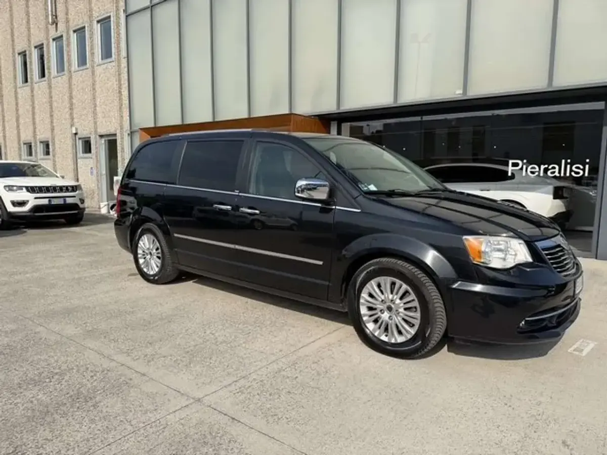 Usata Lancia Voyager Platinum 178 CV (130 kW) 2014 Nero Monovolume