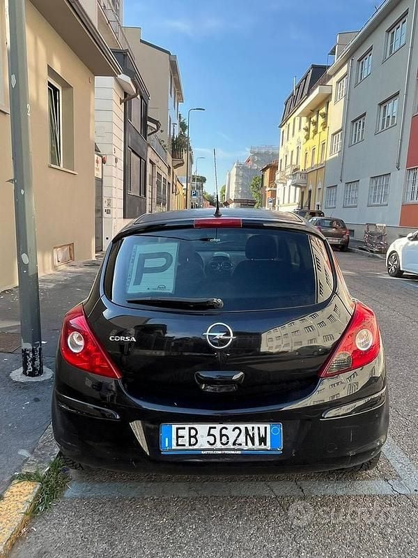 Usata Opel Corsa 80 CV (58 kW) 2010 Nero Berlina