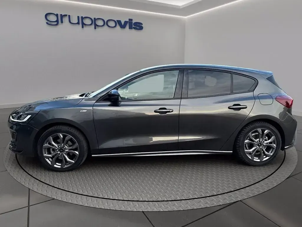 Begagnad Ford Focus ST-Line 125 HK (91 kW) 2023 Grå Sedan