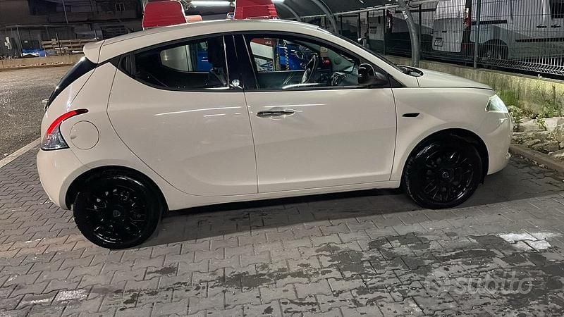 Usata Lancia Ypsilon 69 CV (50 kW) 2016 Bianco Utilitaria