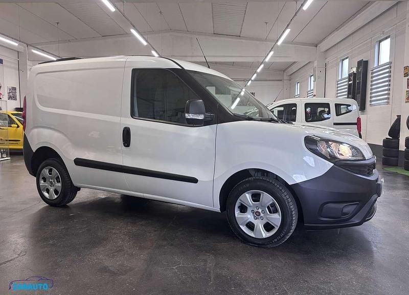 Usata Fiat Doblò Easy 90 CV (66 kW) 2022 Bianco pastello Monovolume