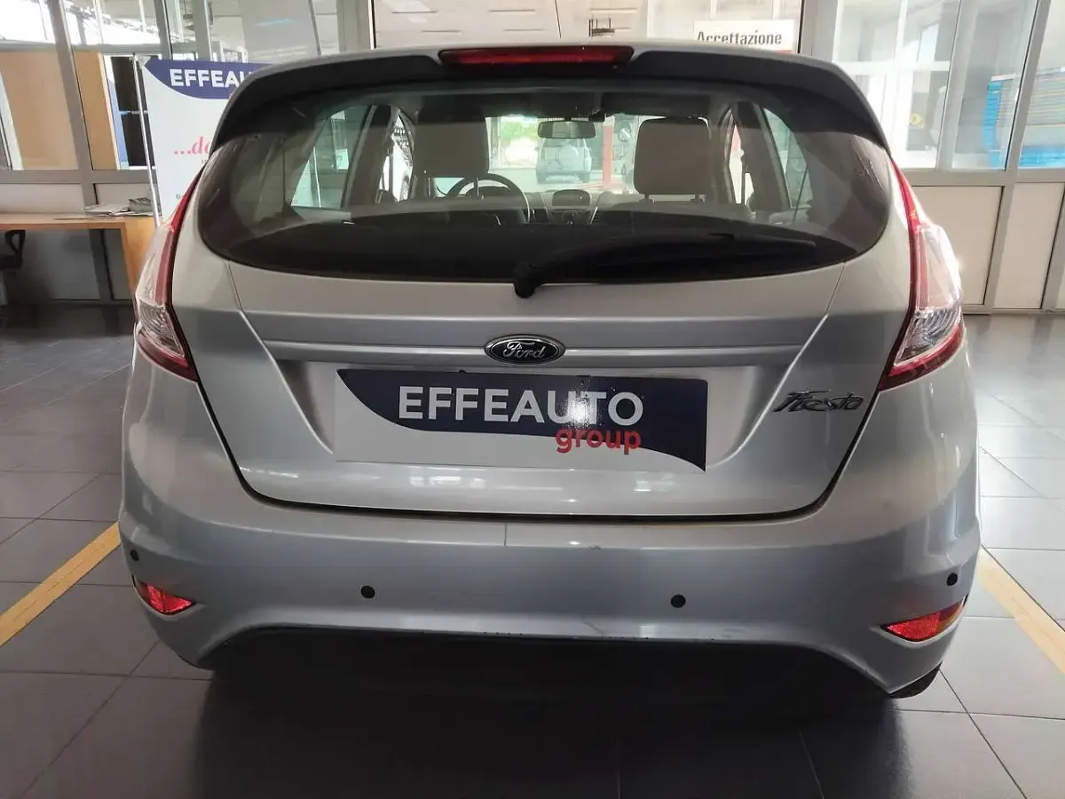 Usata Ford Fiesta Business Edition 92 CV (67 kW) 2015 Argento Utilitaria