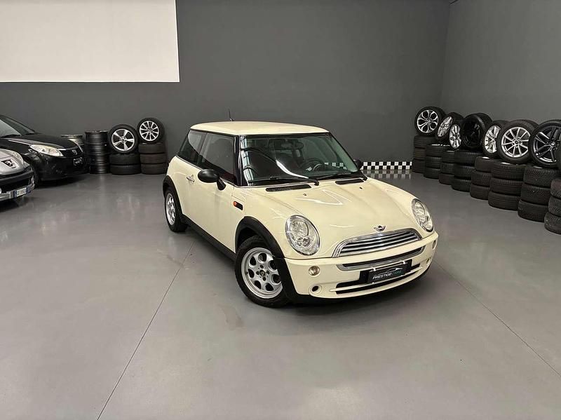 Begagnad Mini ONE 90 HK (66 kW) 2005 Vit Halvkombi