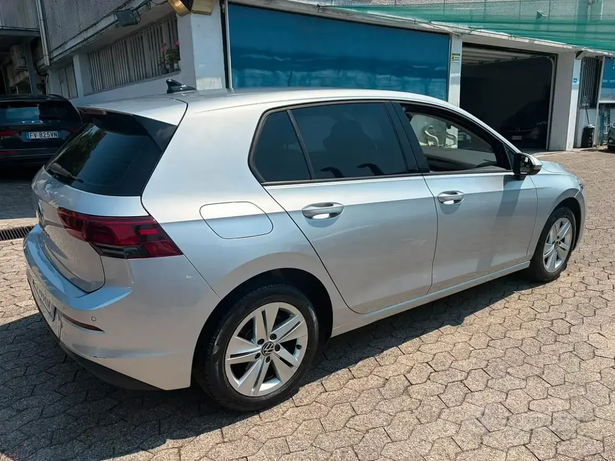Usata VW Golf VIII Life 116 CV (85 kW) 2022 Grigio Berlina