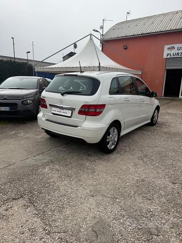 Usata Mercedes A180 Premium 109 CV (80 kW) 2011 Bianco Berlina