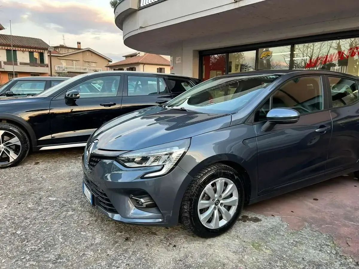 Używany Renault Clio V Business 86 KM (63 kW) 2019 Szary Sedan/Limuzyna