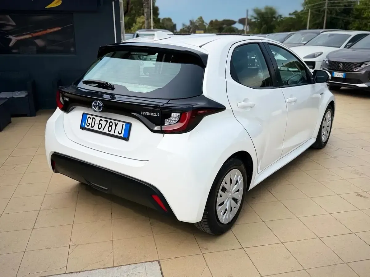 Usata Toyota Yaris Hybrid 92 CV (67 kW) 2021 Bianco Berlina