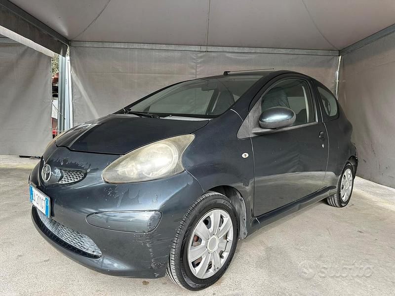 Usata Toyota Aygo Sol 68 CV (50 kW) 2005 Grigio Utilitaria