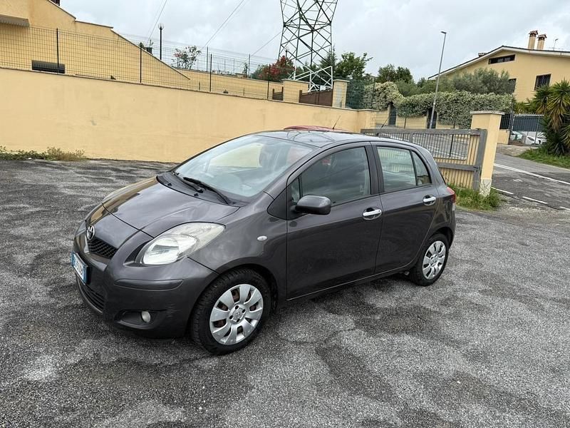 Argento Usata 2012 Toyota Yaris Active Tre volumi | 3400 € (Super prezzo) - Immagine 1/4