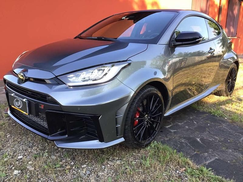 Usata Toyota Yaris 280 CV (205 kW) 2024 Grigio Utilitaria