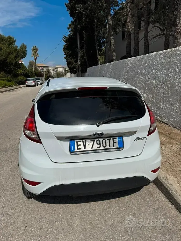 Usata Ford Fiesta 97 CV (71 kW) 2014 Bianco Utilitaria