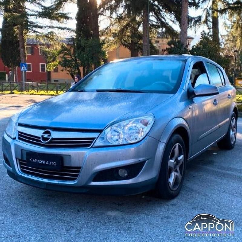 Argento Usata 2009 Opel Astra Tre volumi | 1800 € (Buon prezzo) - Immagine 1/4