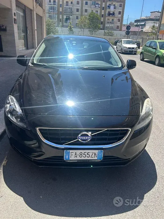 Usata Volvo V40 Momentum 115 CV (84 kW) 2015 Nero Berlina