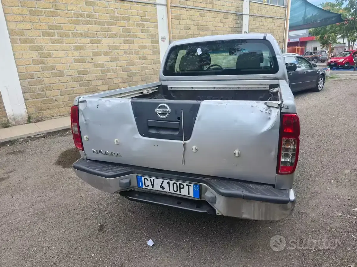 Usata Nissan Navara 174 CV (127 kW) 2005 Grigio Pick-up