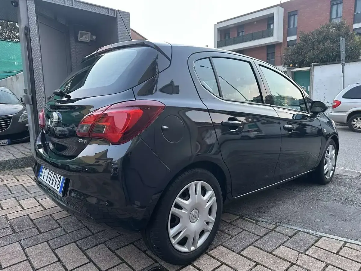 Usado Opel Corsa 75 CV (55 kW) 2016 Negro Utilitario
