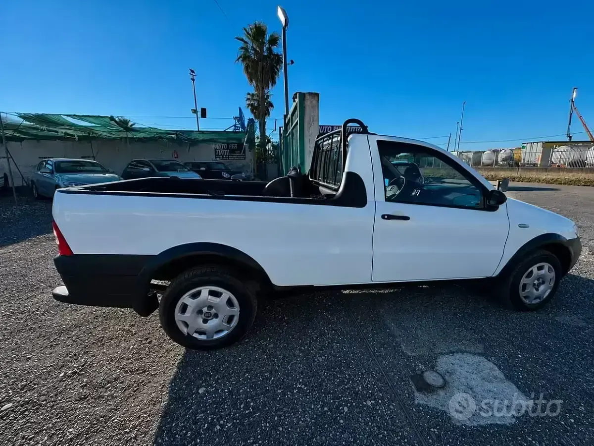 Usata Fiat Strada 84 CV (61 kW) 2009 Bianco Pick-up