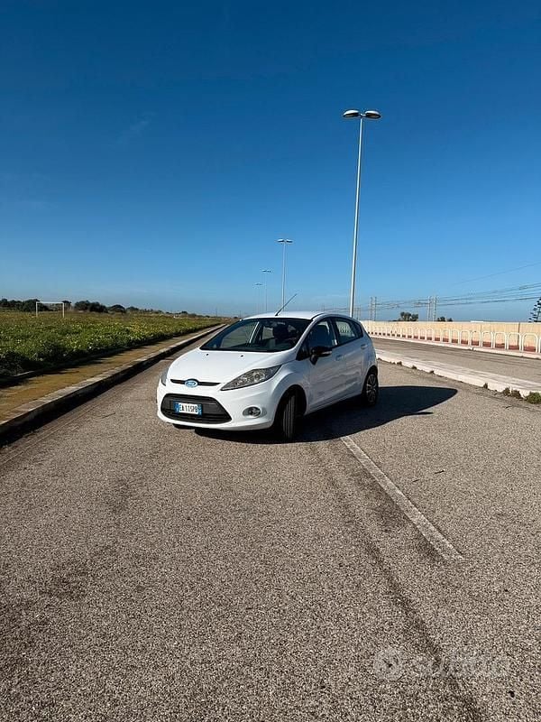 Usata Ford Fiesta 96 CV (70 kW) 2010 Bianco Berlina