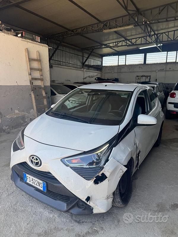 Usata Toyota Aygo Business Edition 69 CV (50 kW) 2018 Bianco Utilitaria
