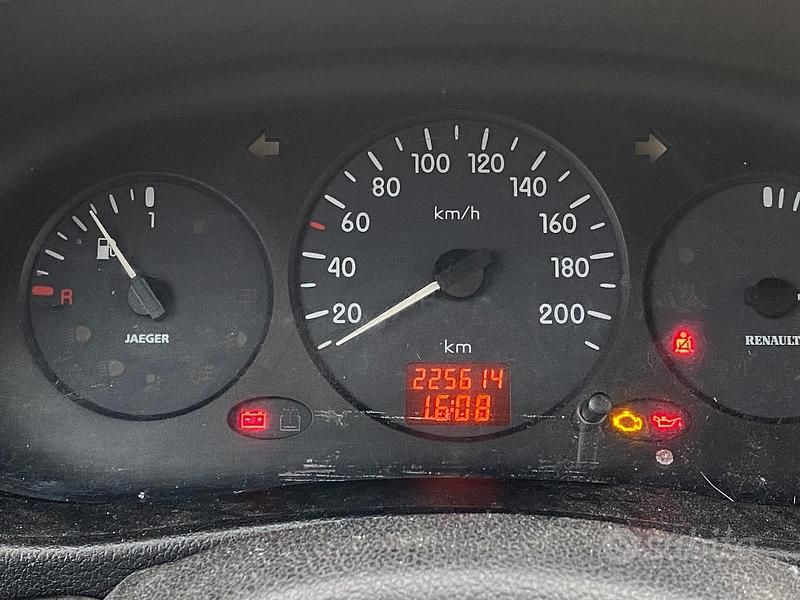 Grigio Usata 2001 Renault Kangoo Tre volumi | 2500 € (Buon prezzo) - Immagine 1/4