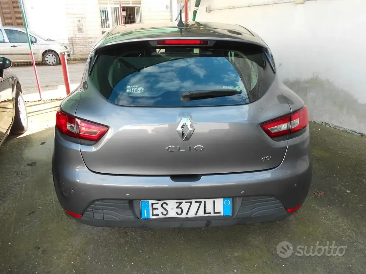 Käytetty Renault Clio IV 75 HP (55 kW) 2014 Harmaa Sedan
