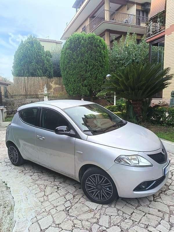 Usata Lancia Ypsilon Gold 69 CV (50 kW) 2019 Grigio Utilitaria
