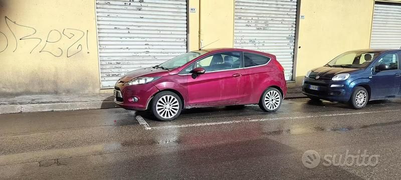 Begagnad Ford Fiesta 97 HK (71 kW) 2009 Röd Sedan