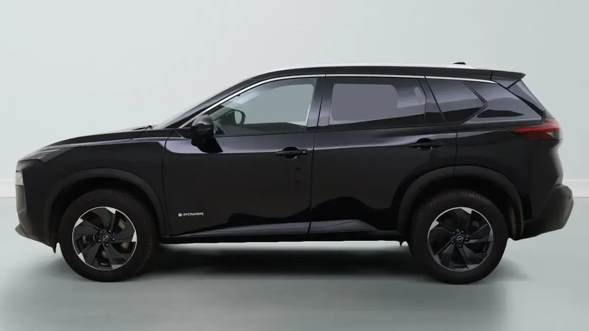 Käytetty Nissan X-Trail N-Connecta 204 HP (150 kW) 2025 Musta Katumaasturi