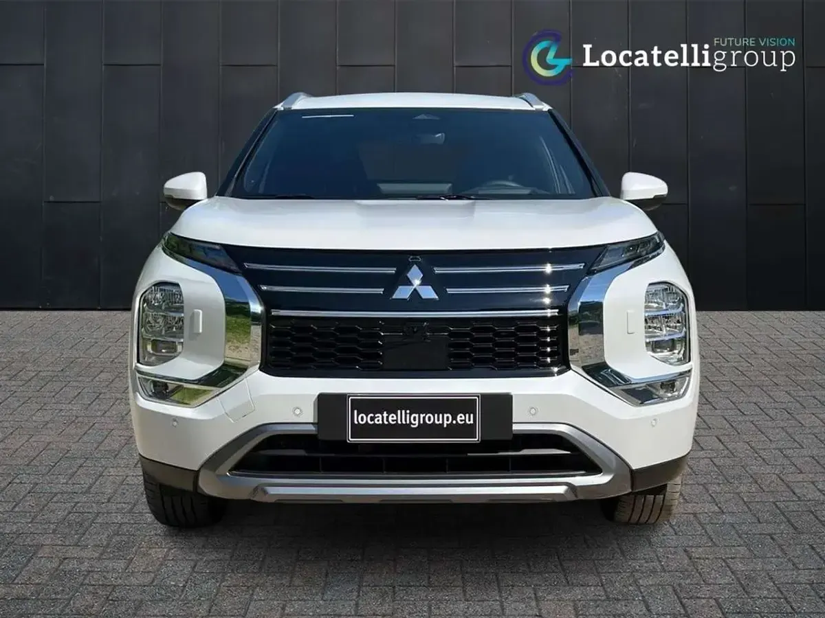 Nuova Mitsubishi Outlander P-HEV Intense 136 CV (100 kW) 2026 White diamond