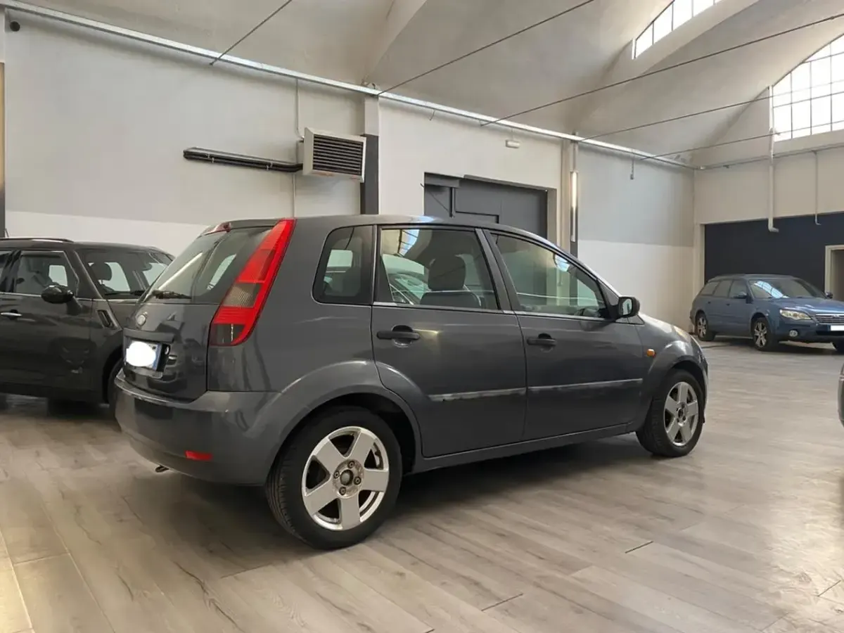 Usata Ford Fiesta Ghia 75 CV (55 kW) 2005 Grigio Utilitaria