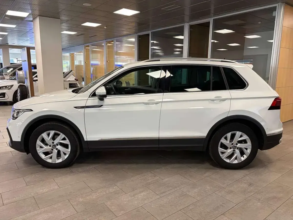 Usata VW Tiguan Elegance 150 CV (110 kW) 2023 Bianco pastello SUV
