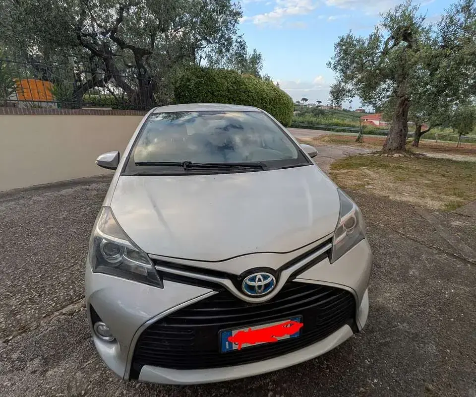 Usata Toyota Yaris Hybrid Active 75 CV (55 kW) 2015 Berlina