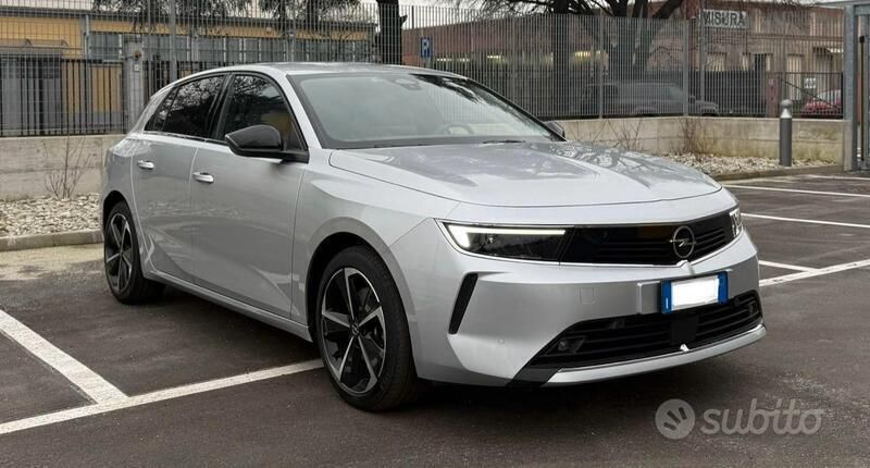 Grigio Usata 2023 Opel Astra Utilitaria | 23.499 € (Buon prezzo) - Immagine 1/4
