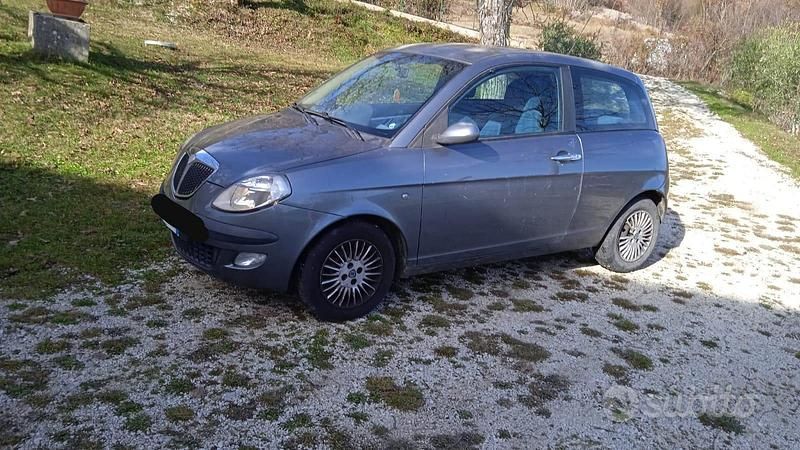 Begagnad Lancia Ypsilon 70 HK (51 kW) 2005 Grå Halvkombi