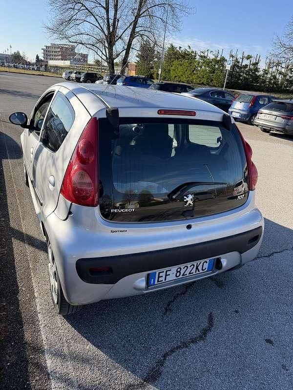 Usata Peugeot 107 Active 68 CV (50 kW) 2010 Argento Utilitaria