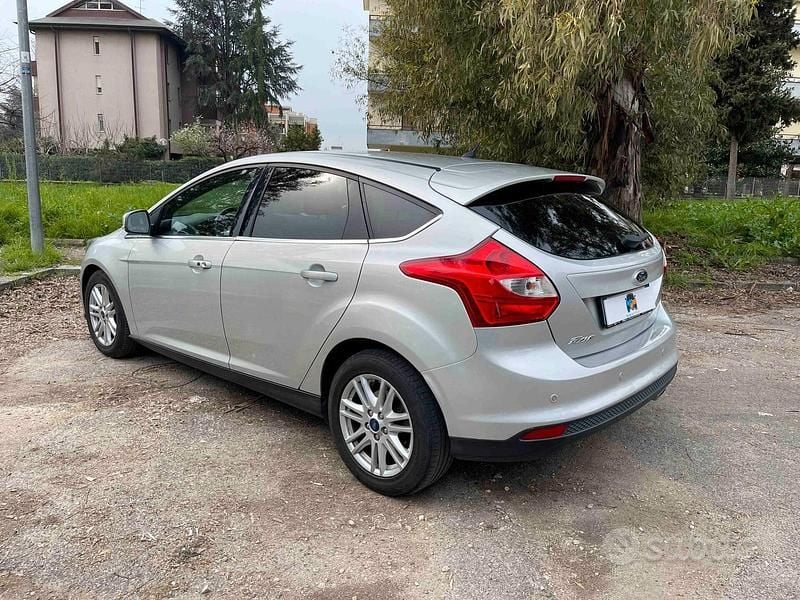 Begagnad Ford Focus Titanium 116 HK (85 kW) 2014 Grå Sedan