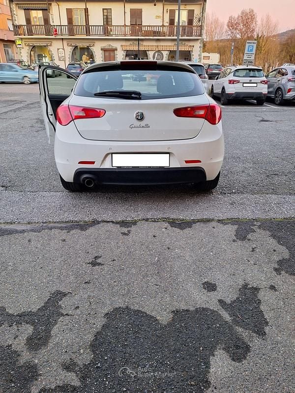 Bianco Usata 2013 Alfa Romeo Giulietta Tre volumi | 4900 € (Ottimo prezzo) - Immagine 1/4