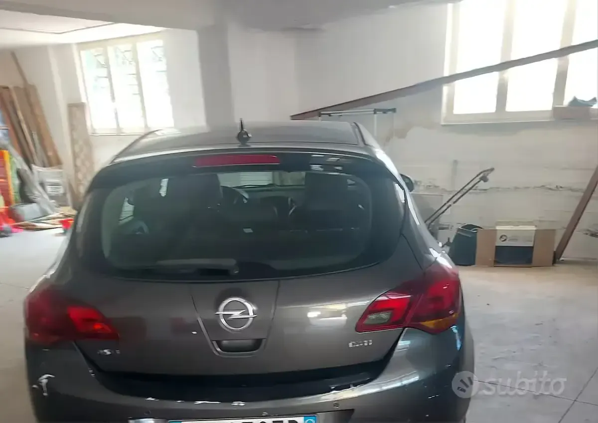 Usata Opel Astra 60 CV (44 kW) 2011 Grigio Berlina