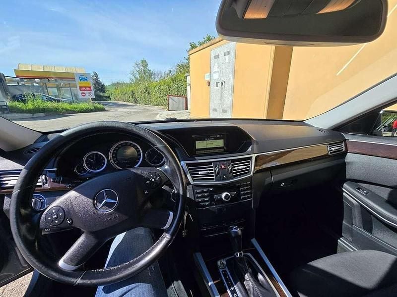 Grigio Usata 2010 Mercedes E220 Avantgarde Tre volumi | 12.000 € (Cara) - Immagine 1/4