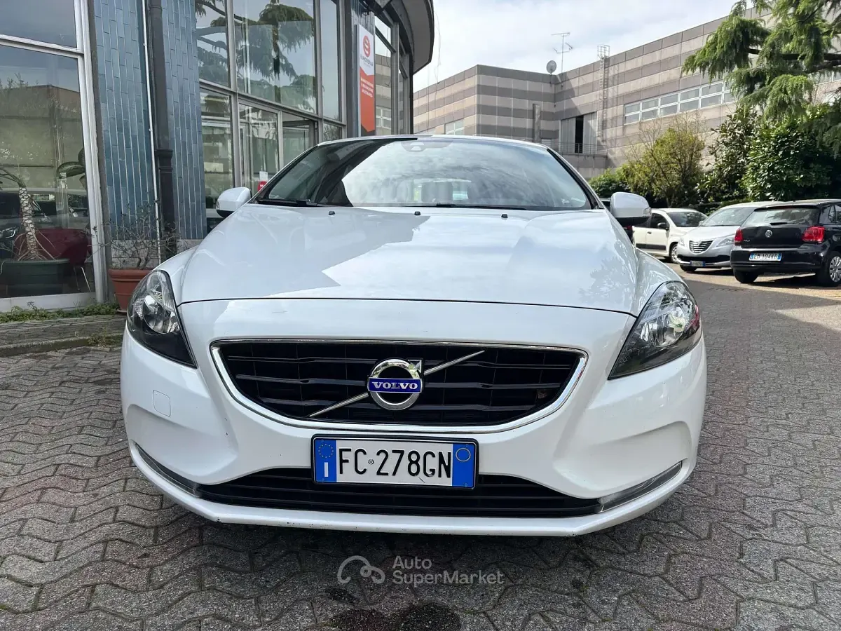Usata Volvo V40 120 CV (88 kW) 2015 Bianco Berlina