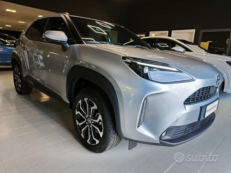 Nuova Toyota Yaris Cross 130 CV (95 kW) 2025 Grigio scuro SUV