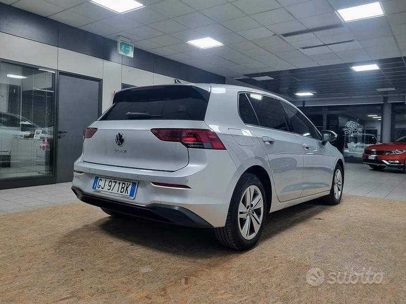 Usata VW Golf VIII Life 150 CV (110 kW) 2022 Grigio Berlina
