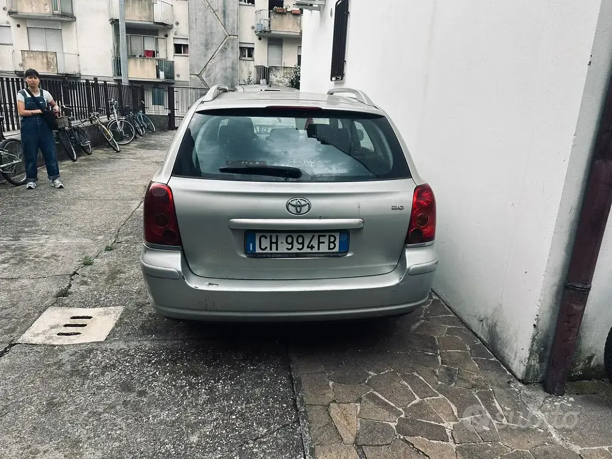 Usata Toyota Avensis 116 CV (85 kW) 2003 Grigio Station wagon